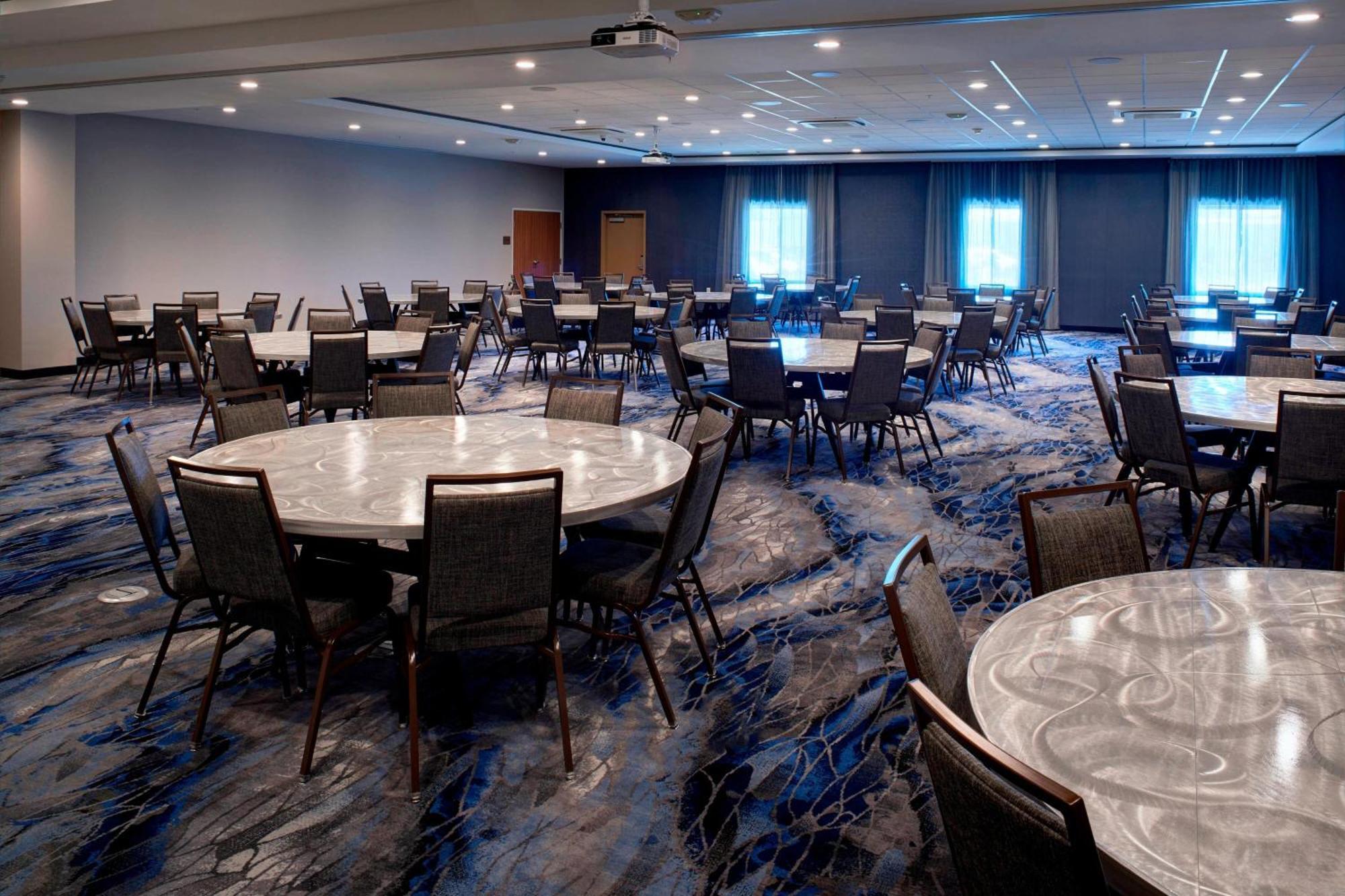 Fairfield & By Marriott Columbus, In 3*